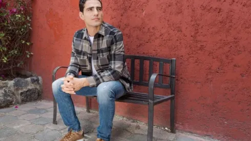 El "Pollo" Briseño en una nueva faceta como modelo mientras cumple su sanción