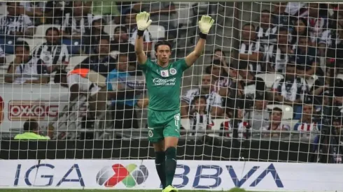 El arquero rojiblanco alcanzó su partido centenario en la Liga MX al ser figura del pacto en Monterrey