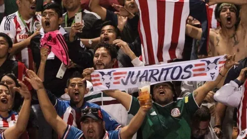 Los aficionados rojiblancos fueron repelidos por la fuerza pública de la zona de salida del bus de Chivas en el Estadio Juárez