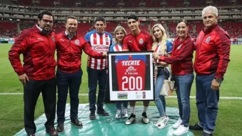 Chivas homenajeó a Alan Pulido por sus 200 partidos en Liga MX