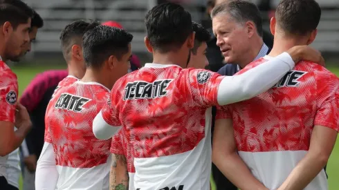 Peláez visitó las instalaciones de Verde Valle y tras la sesión matutina conversó aparte con Peralta y Molina