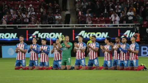 Los jugadores pasaron el minuto de aplausos de rodilla antes de comenzar el partido