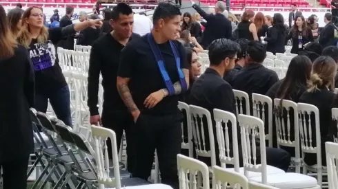 El volante rojiblanco se presentó el domingo a la misa en honor a Jorge Vergara con un soporte para el hombro