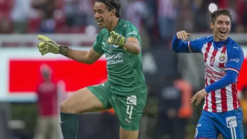 Toño Rodríguez celebrando su anotación