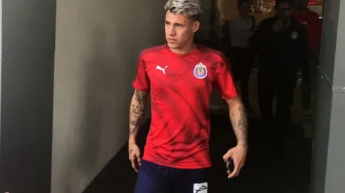 Calderón lució la equipación de presentación rojiblanca a su salida de la clínica