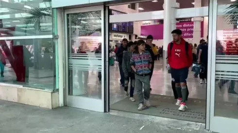 Oribe Peralta fue uno de los primeros jugadores en salir de la terminal aérea