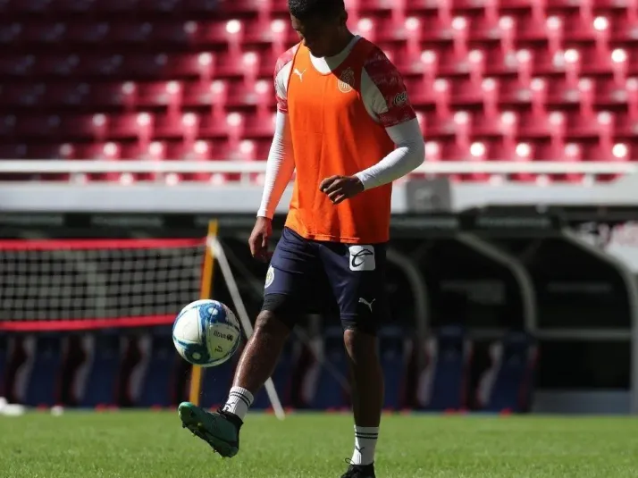 Reportan que "Tiba" Sepúlveda renovó contrato con Chivas