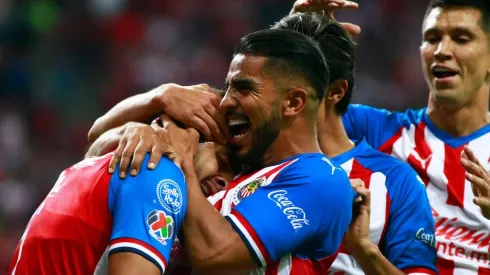 Los goles de Vega y Macías guiaron la victoria rojiblanca en el Estadio Akron