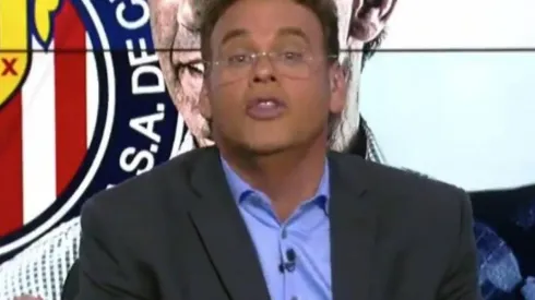 El comentarista le insistió a la directiva rojiblanca que oferte por "Chicharito" Hernández