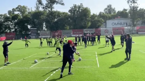 Briseño se burló de Peralta en la práctica de Chivas.