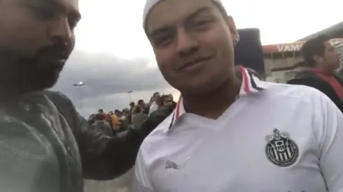 El aficionado rojiblanco estampó su playera alternativa de Chivas con el nombre y dorsal de Guzmán