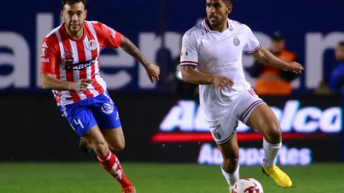 La afición ChivaHermana crucificó los desempeños de Miguel Ponce y del técnico Tena