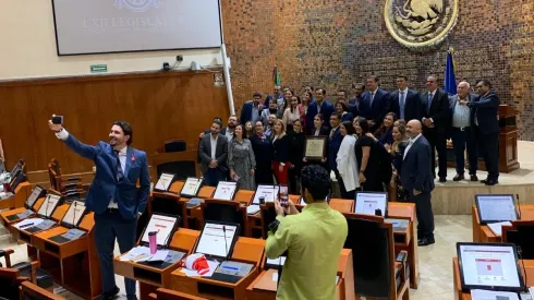 Amaury se tomó una "selfie" con los diputados del Congreso de Jalisco