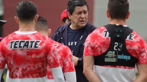 El "Flaco" Tena aseguró que no puede hacer cinco cambios a su alineación, pero ¿menos sí puede?