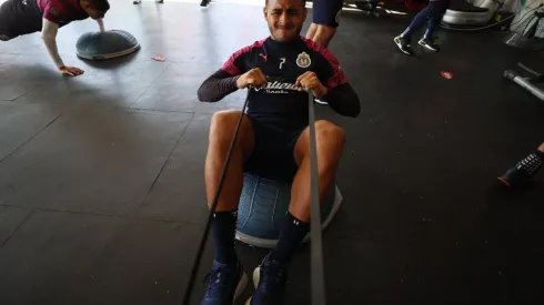 Vega fue centro de las risas en el vestidor al cancelar sus multas internas con monedas