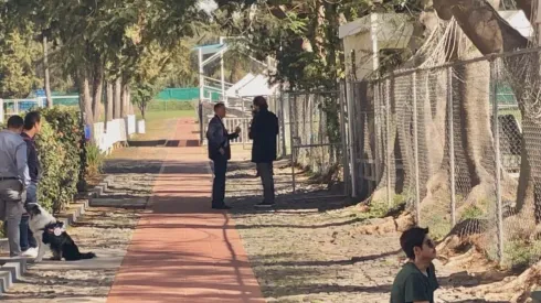 El directivo y el propietario platicaron ante la mirada de los presentes en Verde Valle