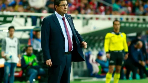 El timonel rojiblanco se mantendría, por ahora, en el banquillo de Chivas