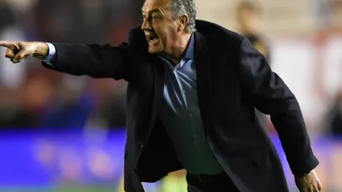 El entorno del estratega argentino reconoció que no han platicado con la directiva rojiblanca