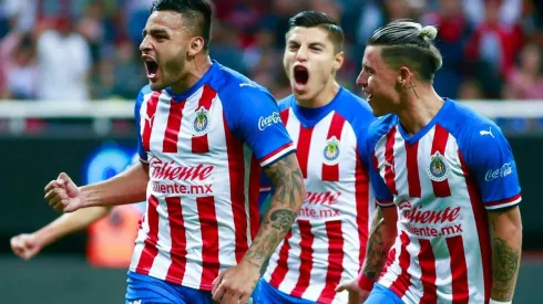 Ernesto Vega festeja después de anotar durante el juego de la Jornada 5