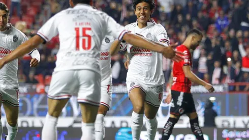 Antuna envió el preciso centro para que Macías anotara su segundo tanto del Clausura 2020