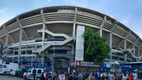 Ambiente inmejorable en las afueras del Estadio Jalisco