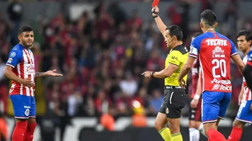 Alexis Vega fue expulsado el sábado por Jorge Isaac Rojas en el Clásico Tapatío