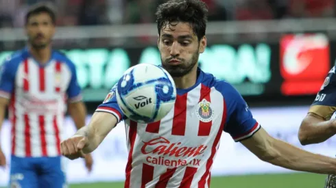 Briseño fue papá y Chivas lo felicitó