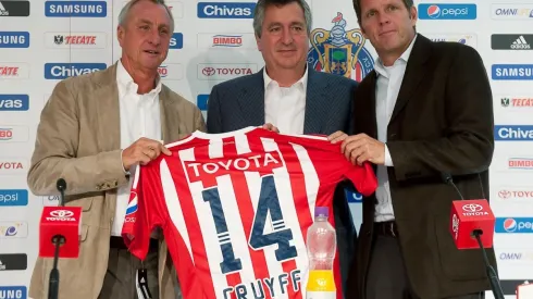 El ex astro holandés dejó su huella en el Estadio Akron con el césped natural