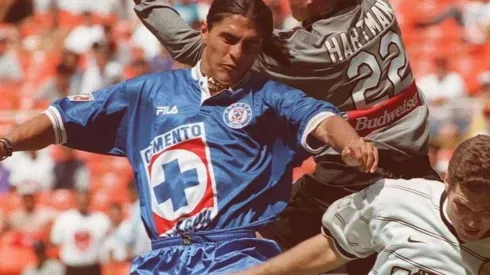 Francisco Palencia vistiendo la playera de 1997 de la Máquina