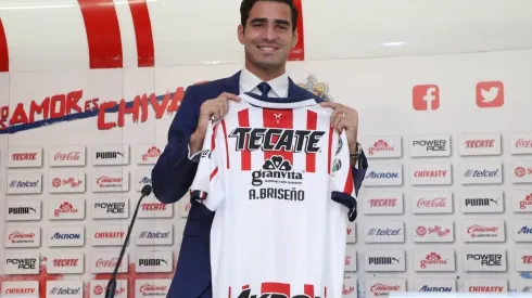 Briseño presumió de su colección que supera el centenar de playeras