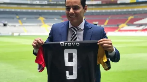 Omar Bravo defendió los colores de Leones Negros al final de su carrera