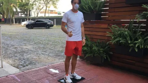 Los jugadores a su llegada a Verde Valle debieron cumplir el estricto control sanitario para realizarse las pruebas médicas