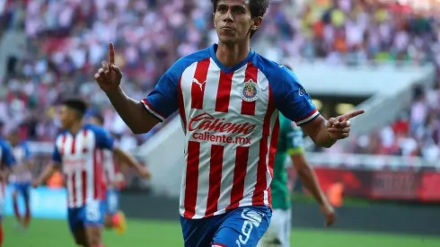 El delantero rojiblanco pudiera seguir un semestre más en Chivas por la recesión del próximo mercado