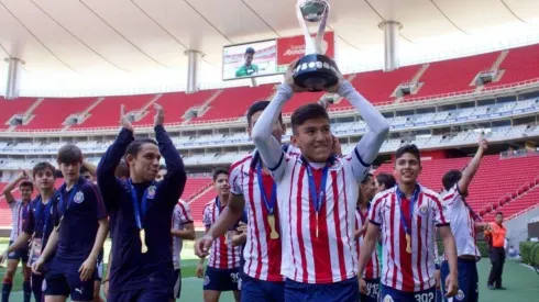 Dos excompañeros de Salcido moldean a su hijo en Chivas.
