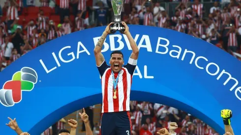 Salcido no solo quedó campeón una vez con Chivas, sino que alzó cinco trofeos como capitán rojiblanco