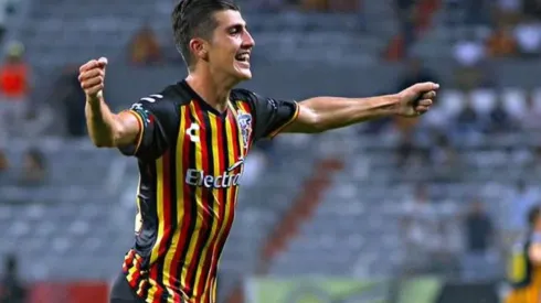 Villalobos es un promisorio volante ofensivo de 22 años de edad