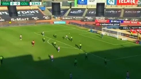 Antuna estuvo cerca de dar el primer gol de Chivas.