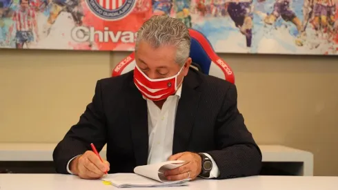 El Rey Midas firmando su contrato con el Rebaño Sagrado.