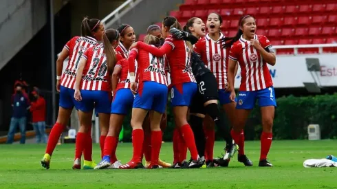 Chivas golea a Mazatlán y vuelve al liderato en la Liga MX Femenil.