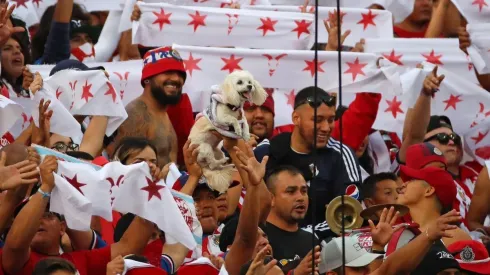 Los aficionados en la CDMX se organizaron para hacer un recibimiento con distancia al plantel de Chivas