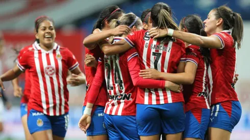 Chivas golea a Monterrey y alcanza el liderato.