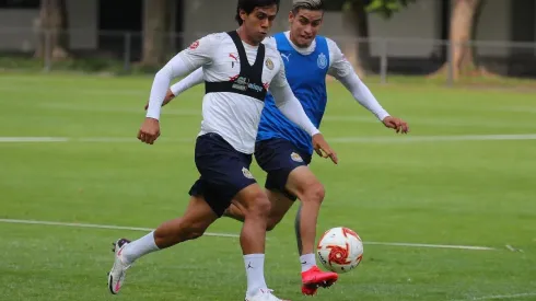 Macías regresó este lunes a la disciplina de las Chivas para el Clásico Tapatío del sábado