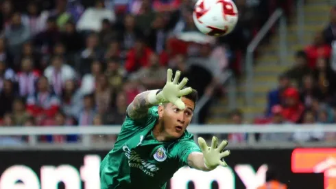 Gudiño se ha atornillado en la titularidad del arco de Chivas