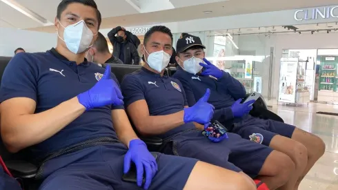 El "Gallo" Vázquez entrenó de lleno este viernes y viajó con el plantel del Guadalajara a la CDMX