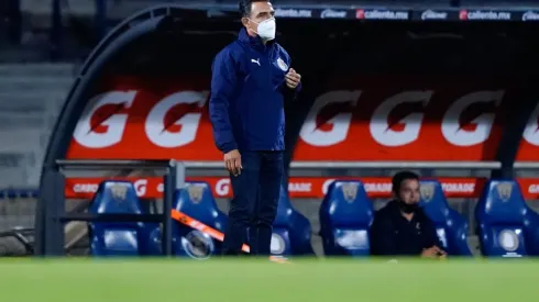 Ricardo Cadena dirigió a Chivas en el empate con Pumas y tuvo solo a siete jugadores en el banquillo
