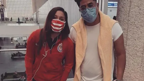 El fanático de Chivas logró fotografiarse con Norma Palafox y José Juan Macías tras firmar sus tatuajes