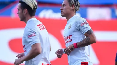 Jesús Angulo y Cristian Calderón se reportan este lunes a los entrenamientos de Chivas, junto a Beltrán y Vega