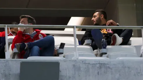 Alexis Vega presencia el partido de Chivas desde la tribuna