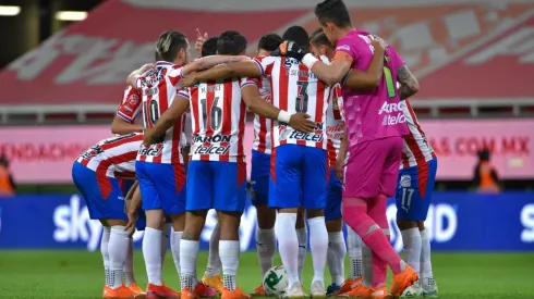 Vucetich mantiene su formación tradicional casi intacta en Chivas pese a las ausencias para este duelo ante América