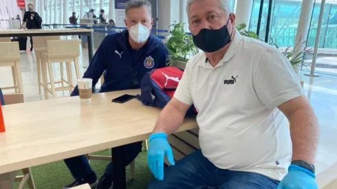 Ricardo Peláez atendió a la prensa en el aeropuerto tapatío y Vucetich fue el más solicitado por los aficionados